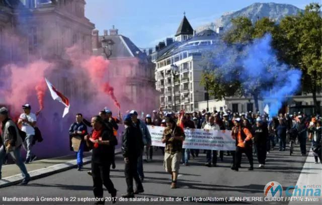 法国格勒诺布尔，被GE收购的原阿尔斯通能源部的员工为抗议裁员游行
