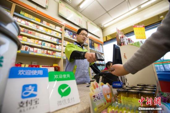 图为2016年12月1日,山西太原,民众正在使用手机支付。中国网络经济在几年间发展迅速,主要体现在移动支付和共享经济等方面。<a target='_blank' href='http://www.chinanews.com/'>中新社</a>记者 张云 摄 图为2016年12月1日,山西太原,民众正在使用手机支付。中国网络经济在几年间发展迅速,主要体现在移动支付和共享经济等方面。<a target='_blank' href='http://www.chinanews.com/'>中新社</a>记者 张云 摄