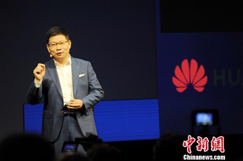 资料图：华为消费者业务CEO余承东在IFA展上发布麒麟990系列芯片。中新社记者 彭大伟 摄
